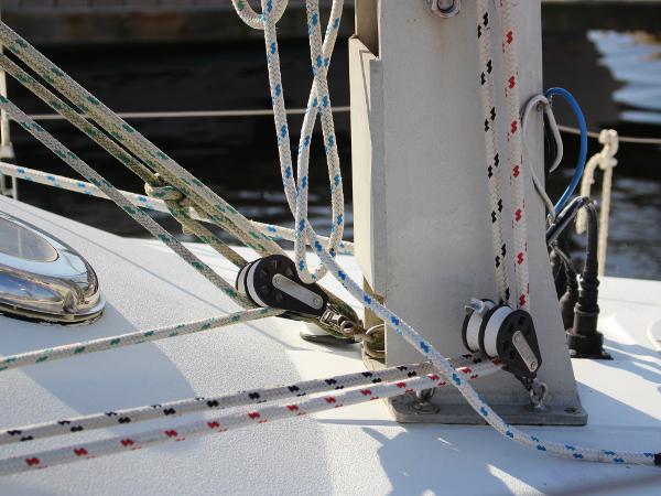 sailboat halyard pulley